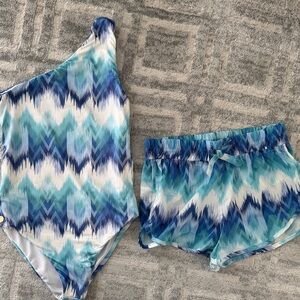 Girls dalai bathing suit with matching shorts!